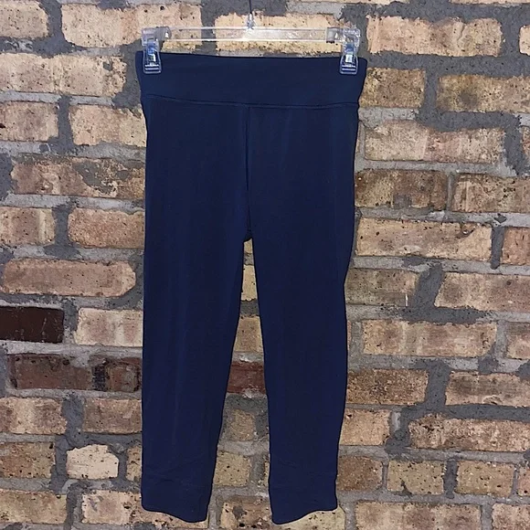 On Pointe Cross Hem Capri by Athleta, XL, and is Bluey Granite. - Picture 2 of 4